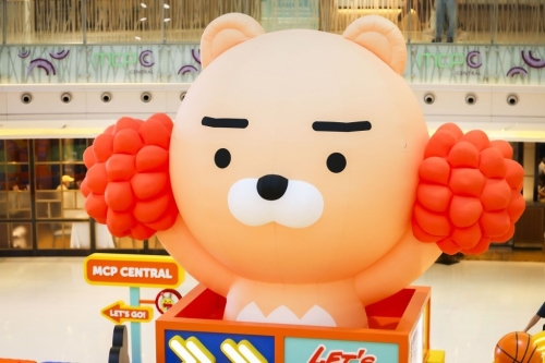 6米高的巨型充氣Ryan超吸睛。