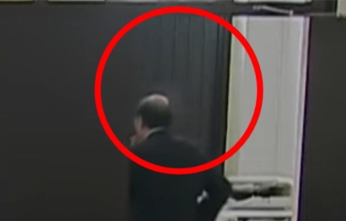 民進黨“立法院”黨團總召柯建銘13日上午在立院參與朝野協商會議，過程中便走到會議室門口，疑似抽起香煙。臺北市議員柳采葳辦公室提供