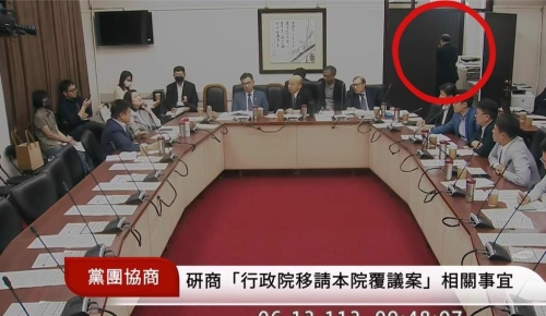 民進黨立院黨團總召柯建銘在立法院市內抽煙的畫面。