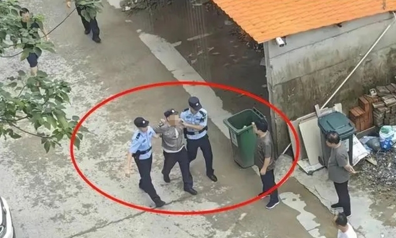 一名陳姓的男保安員被警方帶走。