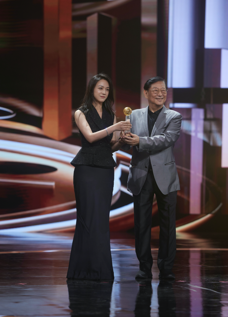 香港電影工作者總會永遠榮譽會長、香港電影導演會永遠榮譽會長吳思遠為湯唯頒獎