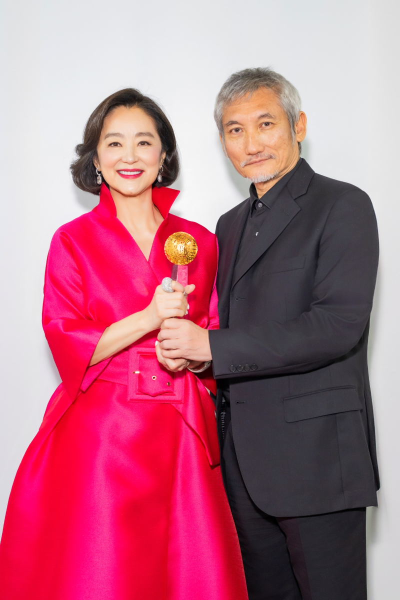 林青霞獲影響世界華人特別致敬大獎，導演徐克為林青霞頒獎。
