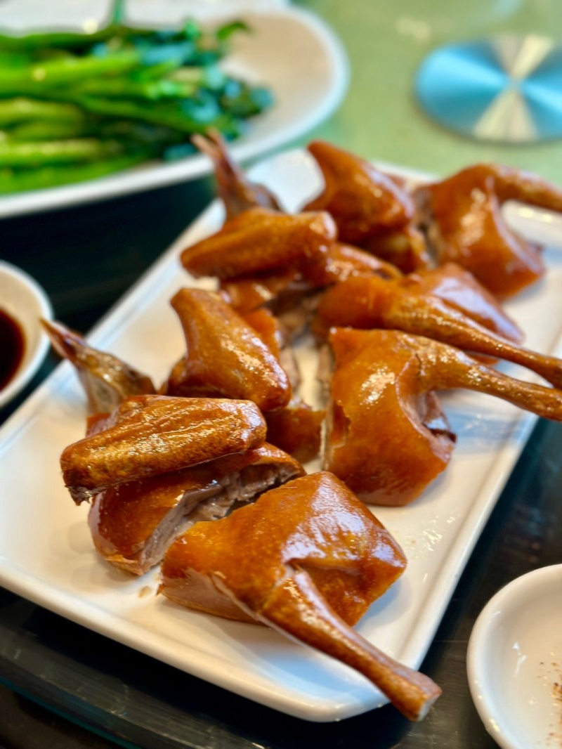 中山市商務局伙多間食肆推出“9.9元乳鴿券”，為期一個月。