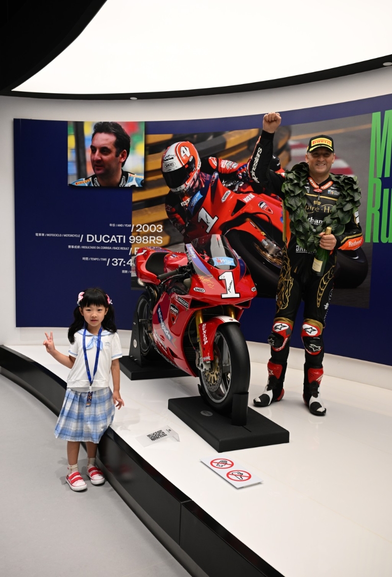 知名賽車手的蠟像造型栩栩如生