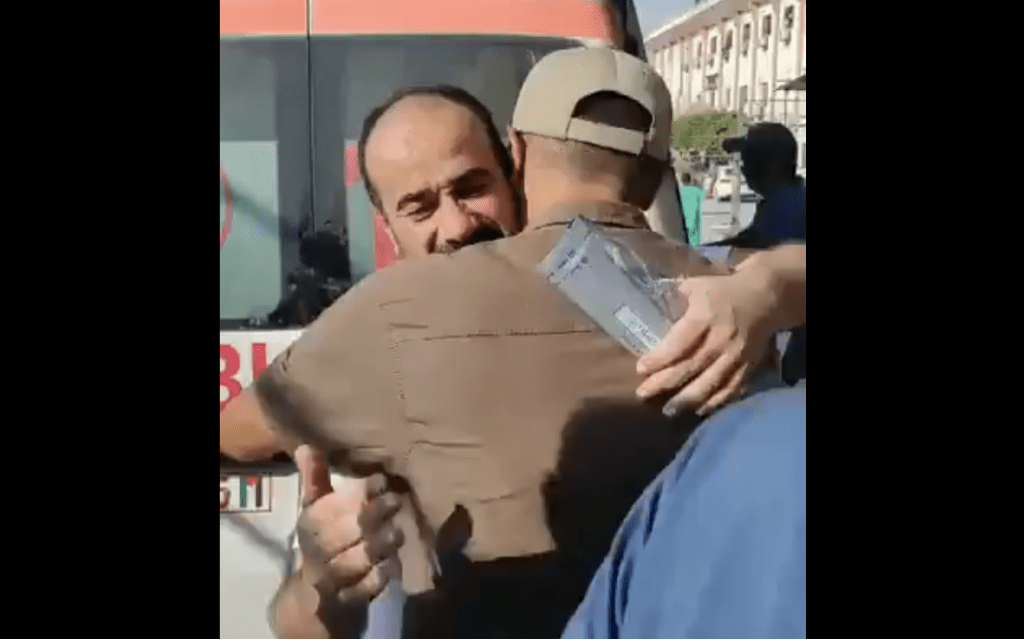 以色列軍方(IDF)昨日釋放50多名審訊確認不涉恐怖活動的拘留者 以色列軍方(IDF)昨日釋放50多名審訊確認不涉恐怖活動的拘留者