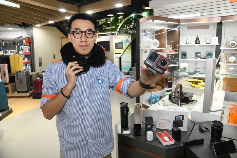 豐澤高級客戶顧河陳志強建議搜羅旅行電器及用品時，首選是實用，然后是輕身易收藏，始終行李箱的位置有限，應以一物多用為原則,