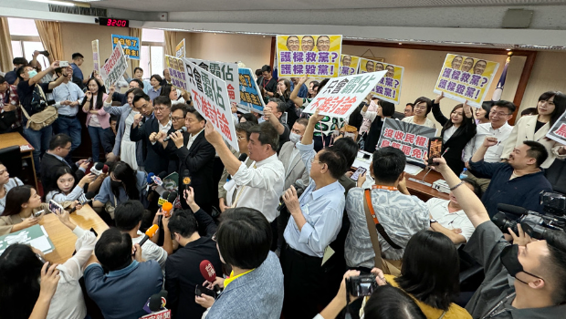 舉標語抗議 舉標語抗議