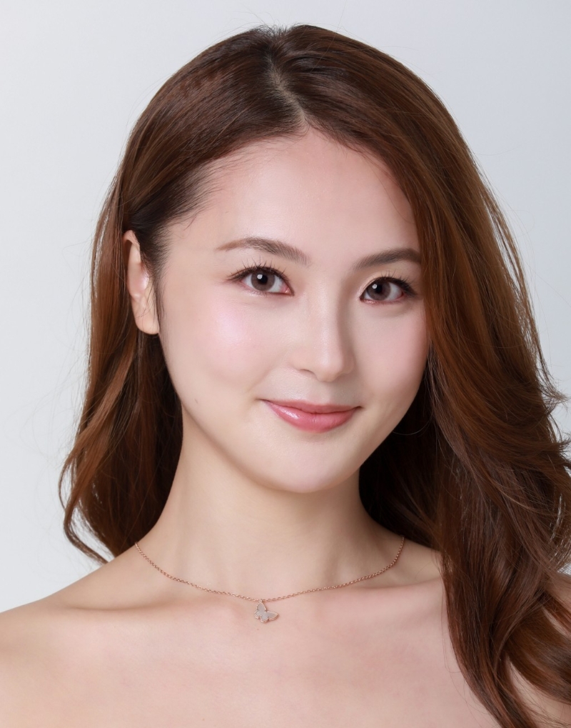 李曼思（Adria）現年26歲，身高157cm，現時為一名碩士學生。