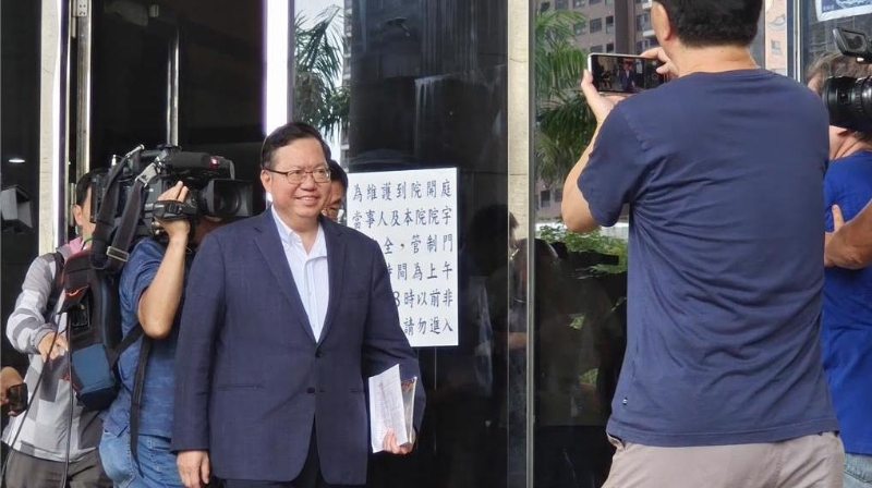 鄭文燦步出法院“笑容燦爛”。