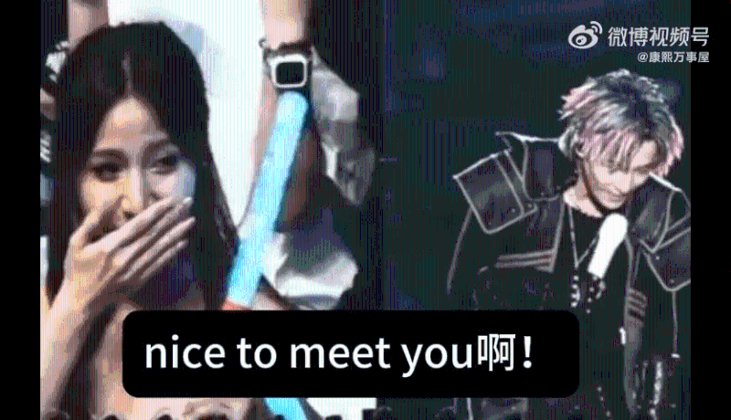 之后鏡頭又轉到另一位同樣衣著性感的女歌迷。