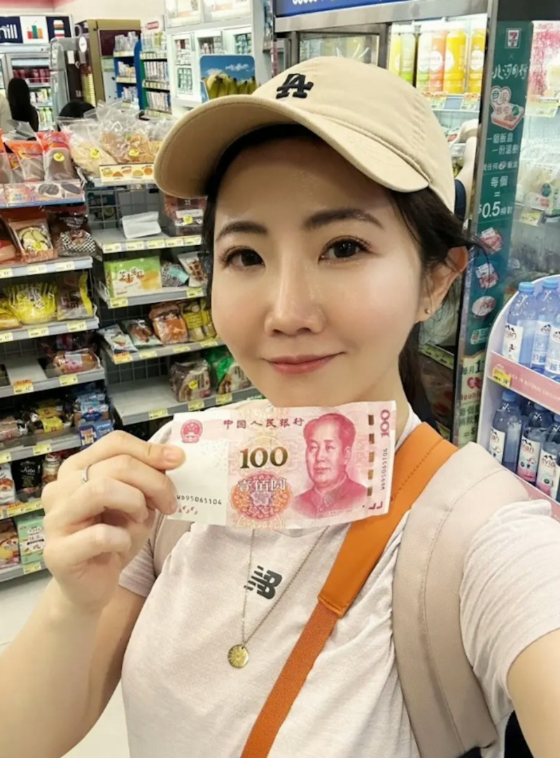 謝忻上周五(5日)在b發文指在港于便利店購買樽裝水，詢問店員可否以人民幣付款，遭身后一名男顧客大鬧“呸你!」事件引起港臺網民熱議。