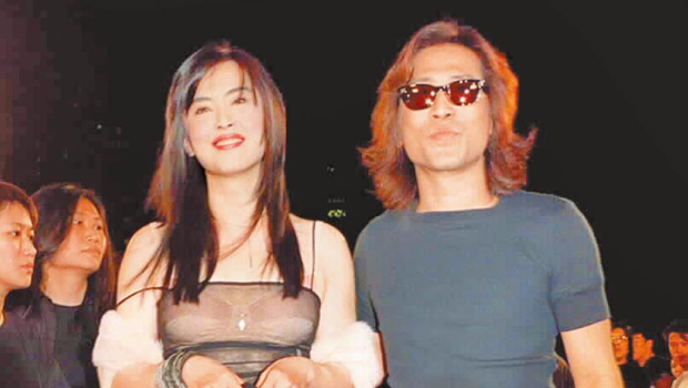 王祖賢“壁咚親吻”齊秦情纏17年 王祖賢“壁咚親吻”齊秦情纏17年