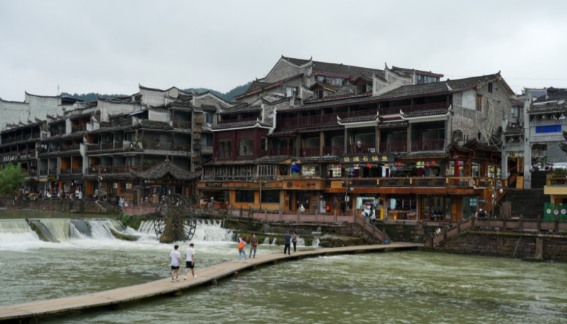 苗族特色建筑「吊腳樓」沿「沱江」而建。