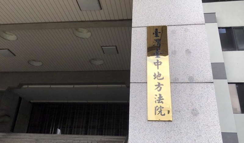 臺中某羽球社團女球友對男球友撲倒抓鳥 臺中某羽球社團女球友對男球友撲倒抓鳥