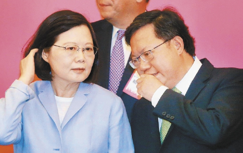 前總統蔡英文（左）、前桃園市長鄭文燦（右）。
