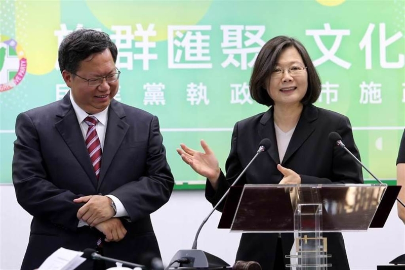 蔡英文（右）曾狂虧前桃園市長鄭文燦（左）的身材