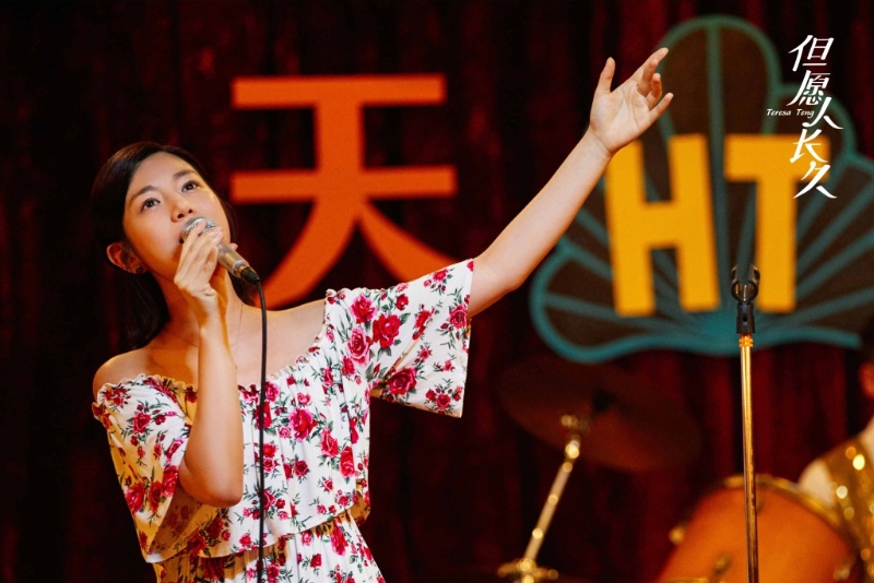 陳妍希穿上復古洋裝、剪短頭發還原鄧麗君造型。