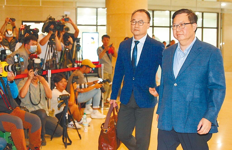 前?；鶗麻L鄭文燦（右一），羈押2個月確定。