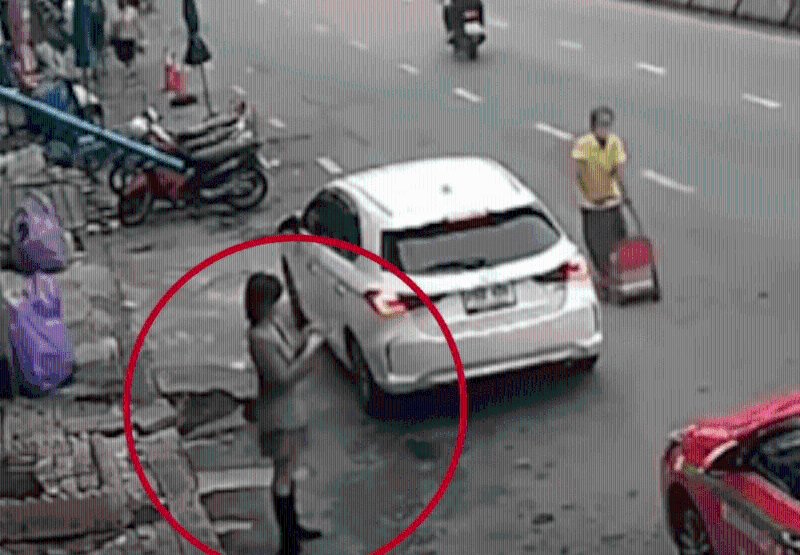 女子落車后在使用手機，當時有路人經過。