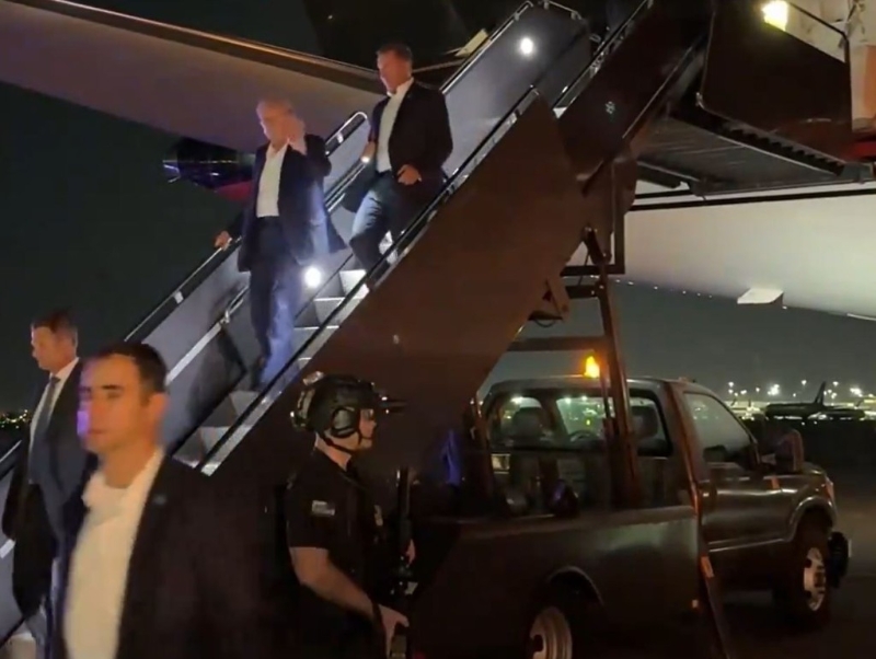 特朗普下機時向外揮手。平臺X