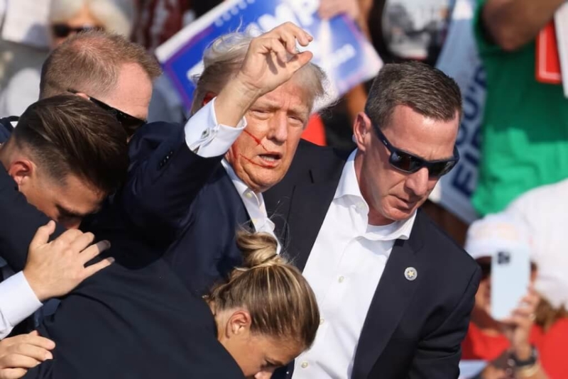 美國前總統特朗普13日出席賓州造勢活動傳槍響，特朗普臉側及耳朵冒血。路透社