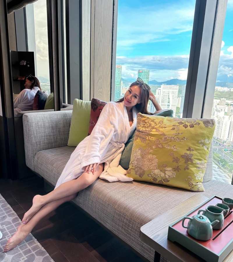 黃心妙在深圳的酒店房內打卡。