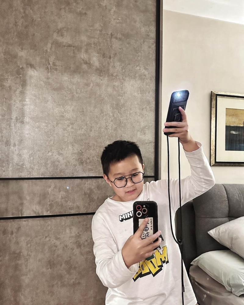 由兒子操刀做攝影師，還教黃心妙擺出各種性感姿勢，一度惹風波。