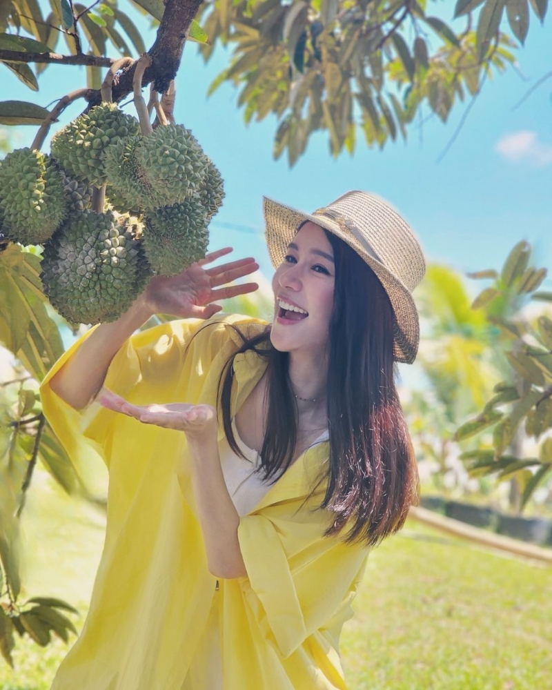 女星黃翠如以松身黃身上衣及白色背心，襯以濶邊草帽，散發愉悅的度假氣息。 （圖片來源：IG@wongtsuiyu）