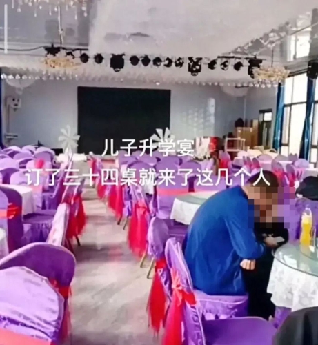 有父親因兒子剛考完，便包了飯店席開34桌要宴客，不料，只來了4個人。微博