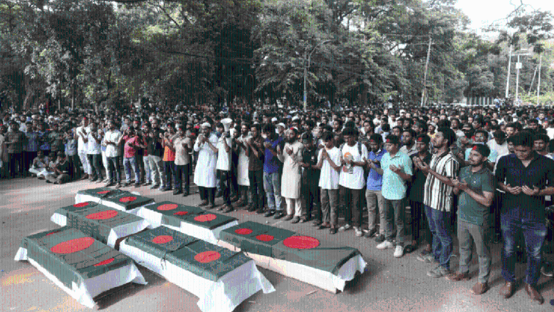 反對公務員聘用配額的學生在達卡大學舉行了一場模擬葬禮,以紀念在沖突中喪生的人們。 (美聯社) 反對公務員聘用配額的學生在達卡大學舉行了一場模擬葬禮,以紀念在沖突中喪生的人們。 (美聯社)