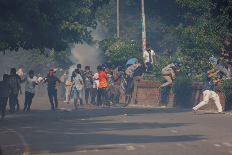警察向聚集人士發射催淚彈。 (路透社) 警察向聚集人士發射催淚彈。 (路透社)