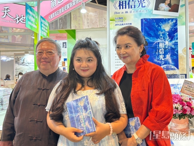 何嘉珍今日（17日）到書展宣傳新書，父母和嫲嫲都有來到支持，父母更吻賀她送祝福。