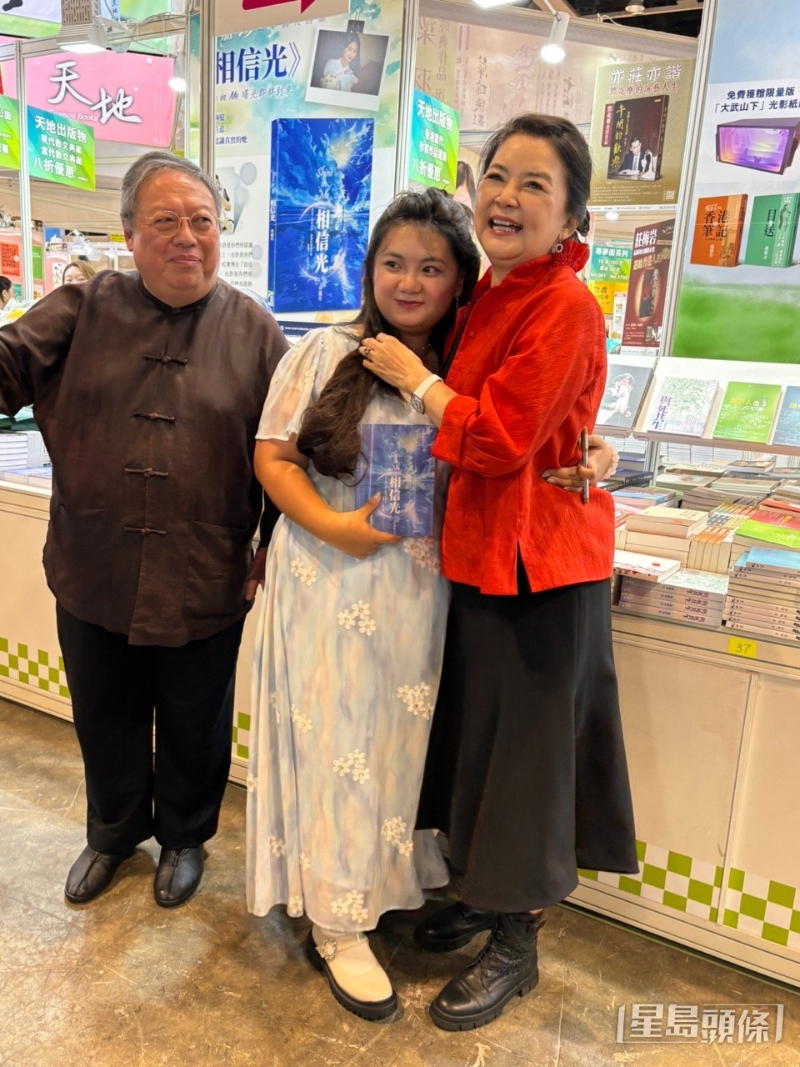 胡慧中與何志平罕公開合體，場面溫馨。