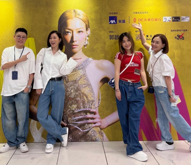 佘詩曼今日（18日）在IG貼出與經理人陳易遙（Joanne）在鄭秀文演唱會的布景板前打卡相。