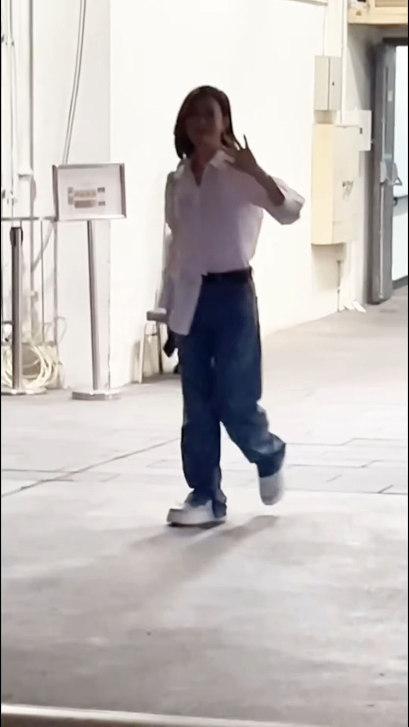 佘詩曼看完演唱會后，離去時獲粉絲歡呼。