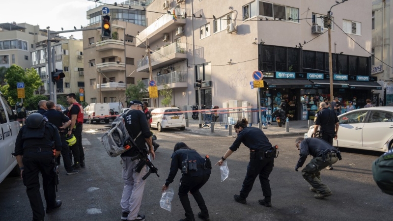 警方調查人員檢索大樓附近路面。 美聯社