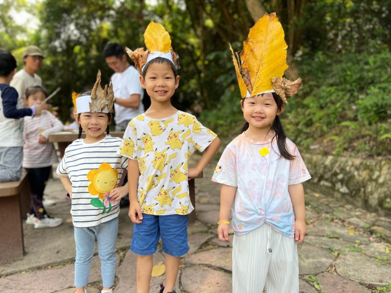 小孩可就地取材制作飾物、護身符等自然工藝品。（圖片來源：Supway）