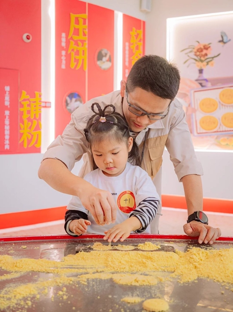 中山親子好去處2024｜2. 咀香園 免費體驗制作杏仁餅，家長和孩子齊齊做餅。（圖片來源：小紅書＠潘爸爸的童話世界）