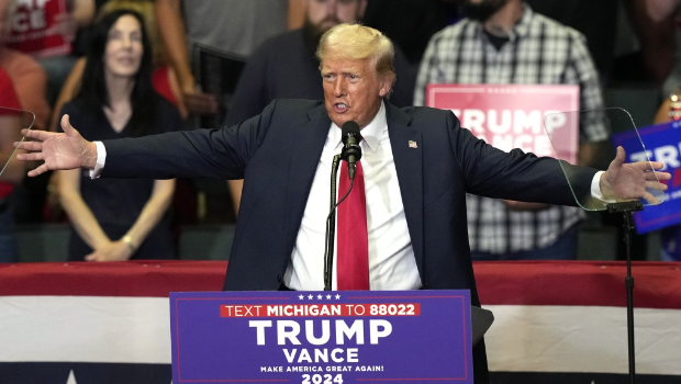 特朗普躲過暗殺后首度登臺造勢 特朗普躲過暗殺后首度登臺造勢