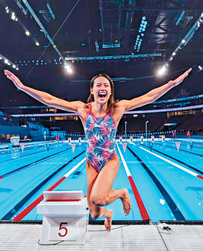 港隊持旗手何詩蓓 港隊持旗手何詩蓓