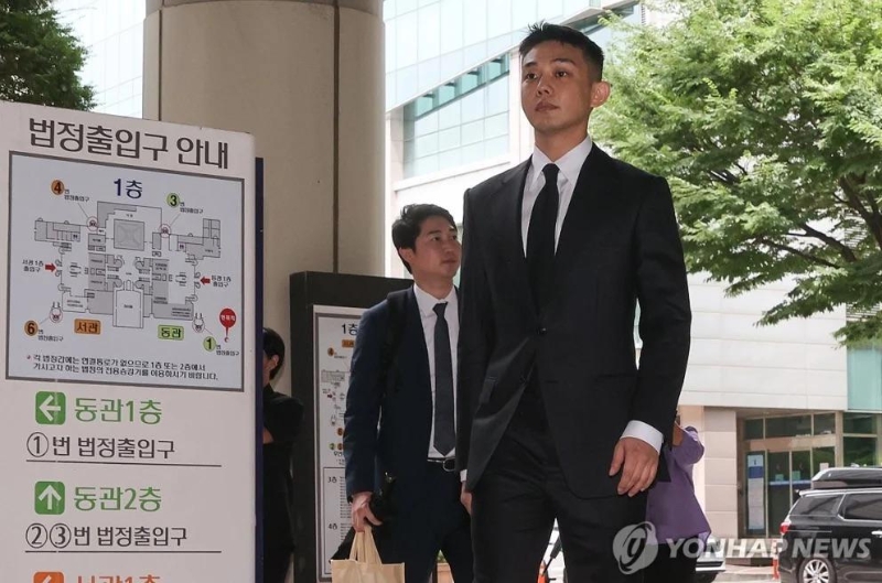 警方接到報案以涉嫌類似強奸罪拘捕劉亞仁，劉亞仁立即否認了指控。