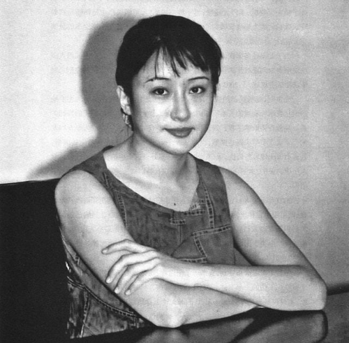 楊旸生于1976年中國東北的黑龍江。