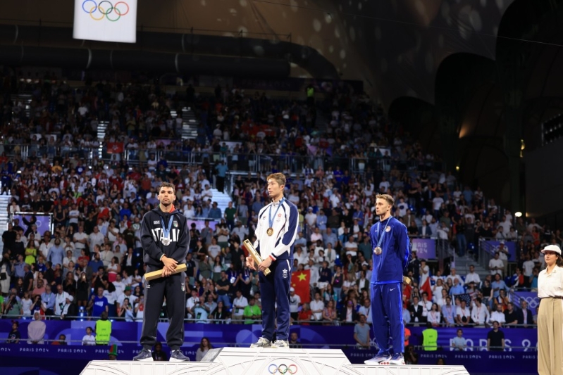 張家朗上臺領取金牌。