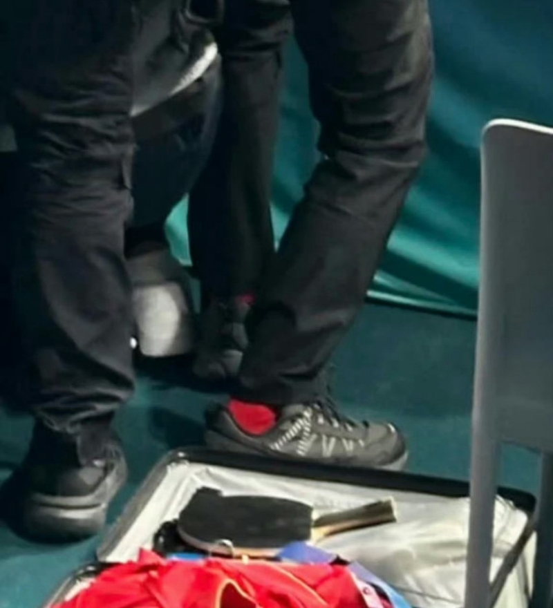 網傳相片見王楚欽的球拍上有清晰鞋印。