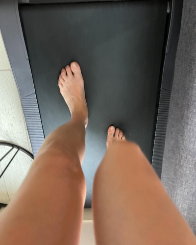 關寶慧赤腳在跑步機上跑步，看起來好危險。