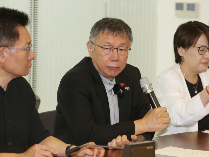 民眾黨主席柯文哲（中）。