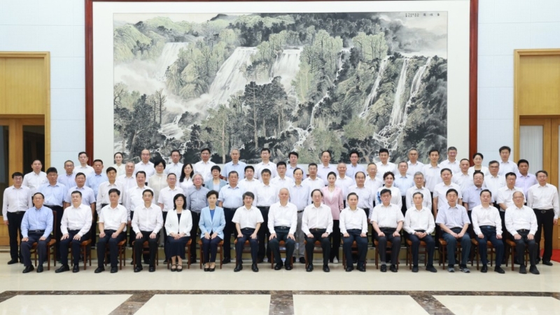 政治局常委蔡奇亮相北戴河。