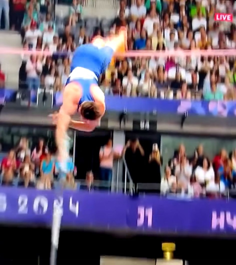 Anthony Ammirati準備跨過橫桿。