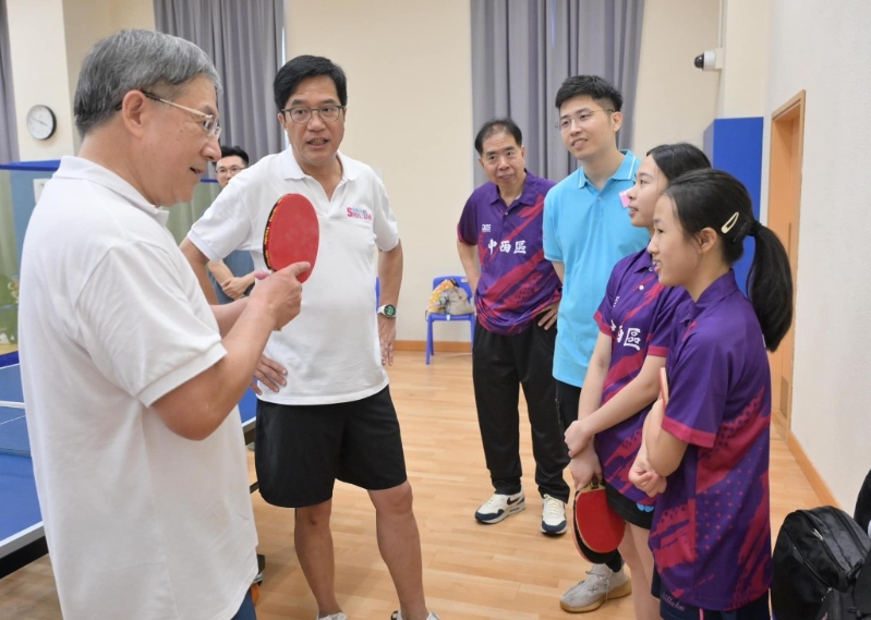 黃偉綸與卓永興到石塘咀體育館齊齊打乒乓球。