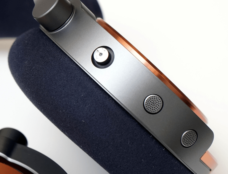 右邊耳機則有Joystick搖桿 右邊耳機則有Joystick搖桿